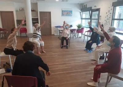 Atelier de danse thérapie, assis avec Sandra Walle