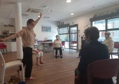 Atelier en groupe de danse thérapie avec Sandra Walle